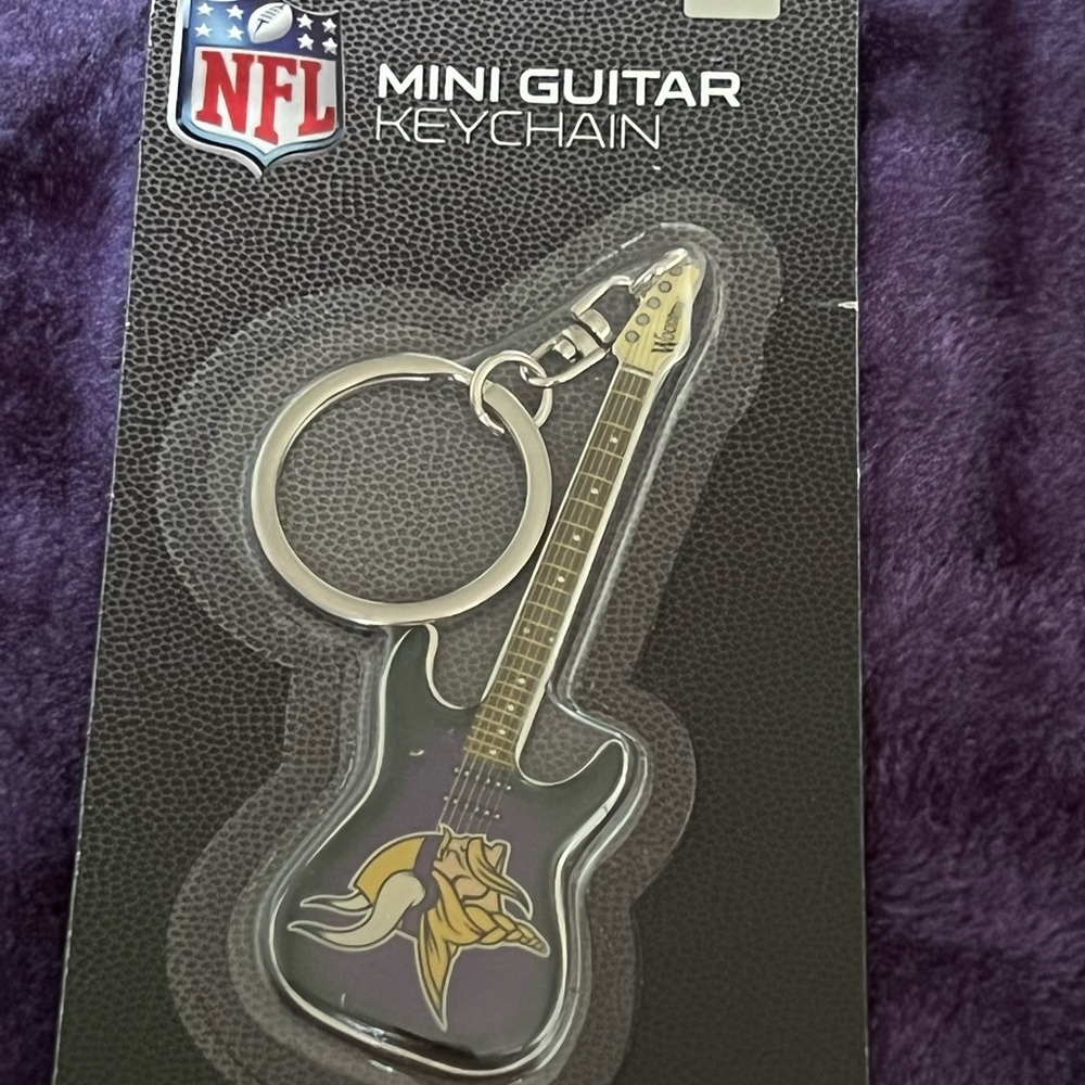 NEW OFFICIALLY LICENSED NFL MINNESOTA VIKINGS GUITAR SHAPED KEYCHAIN. CTM3